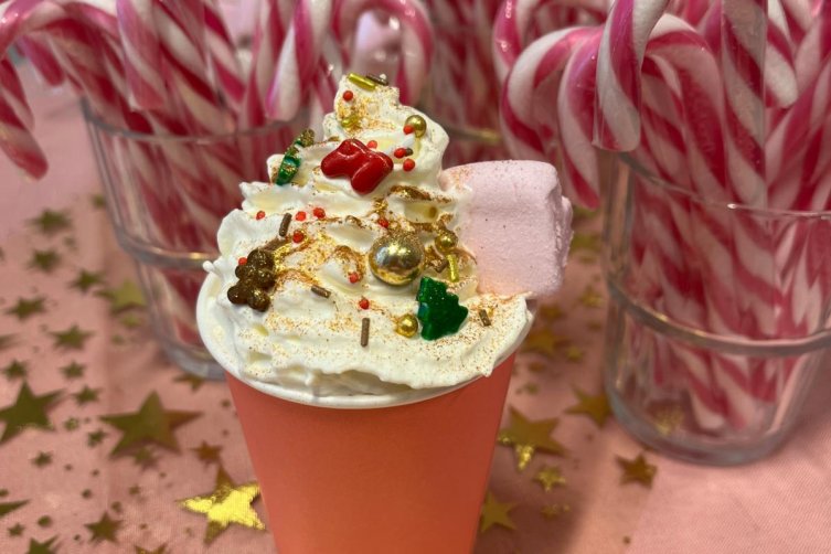 weihnachtlich dekorierter Getränkebecher bei everlove Wintermarkt Heißgetränkestation